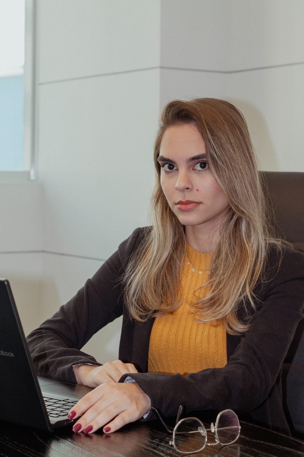Juliana Perini trabalhando em seu escritório